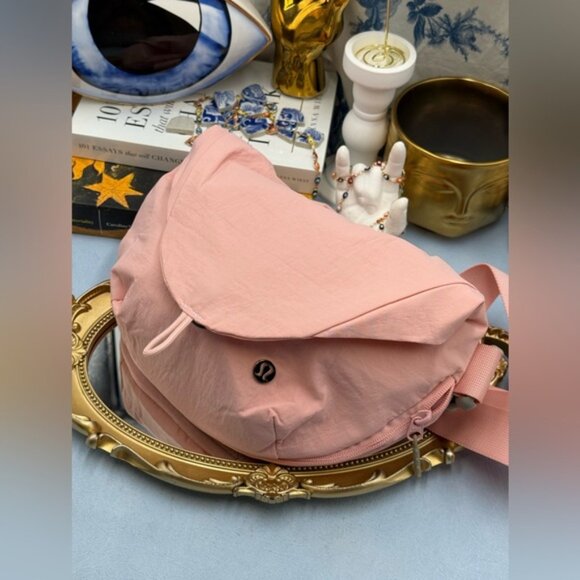 🆕 lululemon athletica 🧿 NWT Curved Crossbody Bag 3L, Light Pink - Picture 4 of 15